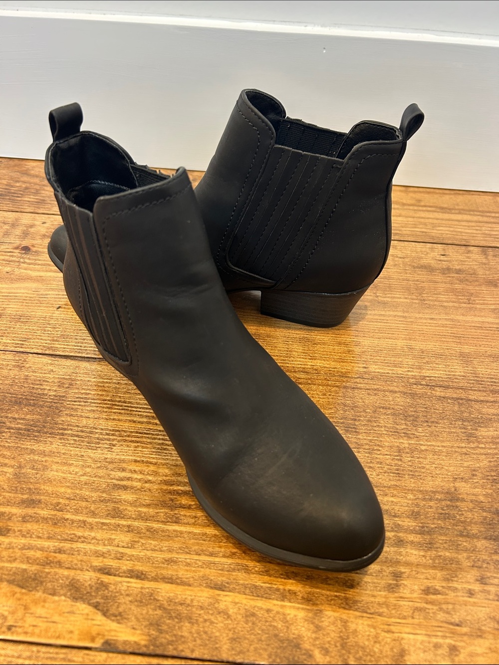 🖤Black Chelsea Ankle Boots with Elastic Panels - Picture 2 of 8